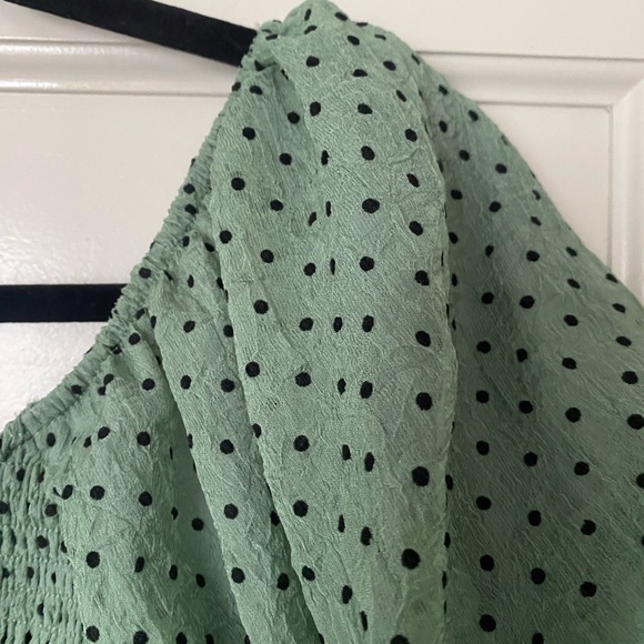 Green polka dot cropped ruched top - Picture 2 of 8